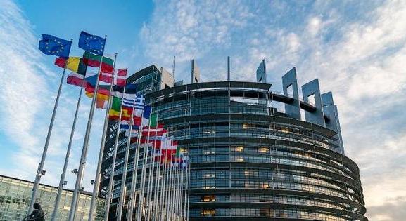 Beszántaná az Európai Parlamentet a Fidesz és a KDNP