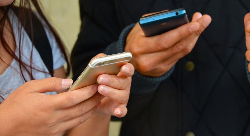 Csökkent az elküldött sms-ek és emelkedett a mobil hívások száma az elmúlt években