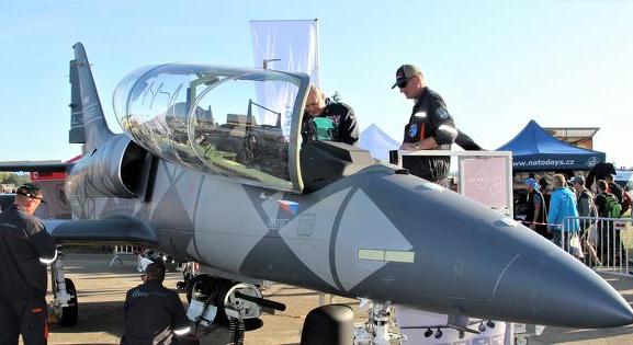 A Mol-vezér vette meg a frissen kinevezett honvédelmi miniszter repülőgépgyárát