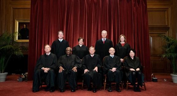 Az amerikai Legfelsőbb Bíróság megszüntette az abortuszhoz való jog alkotmányos védelmét