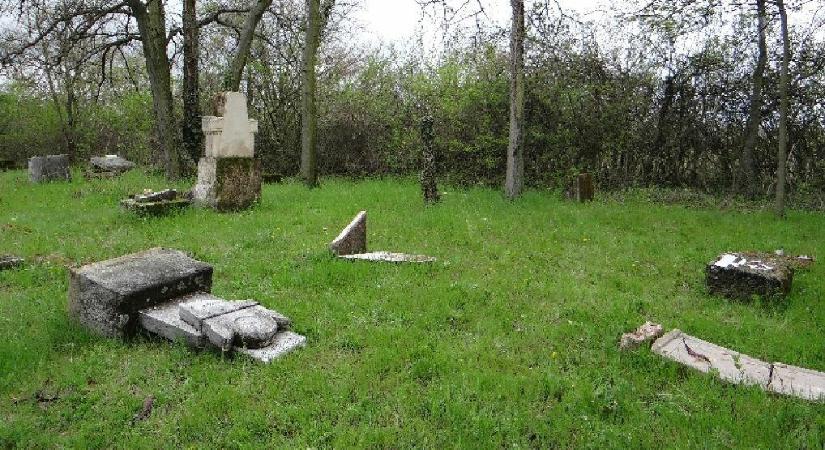 Két tizenéves fiú rongált meg sírokat a budakeszi zsidó temetőben