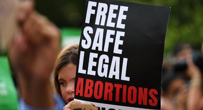Áll a bál: heves reakciók az Egyesült Államokban, az alkotmánybíróság abortuszról hozott pénteki döntése után