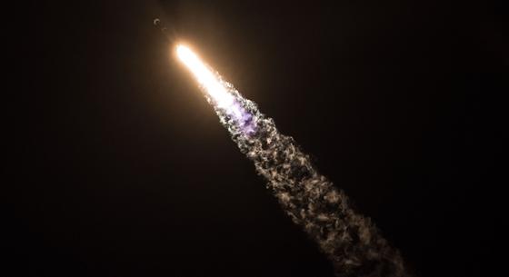 Az egyiken egy rejtélyes csomag volt: 36 óra alatt 53 új műholdat és három rakétát is útnak indított a SpaceX