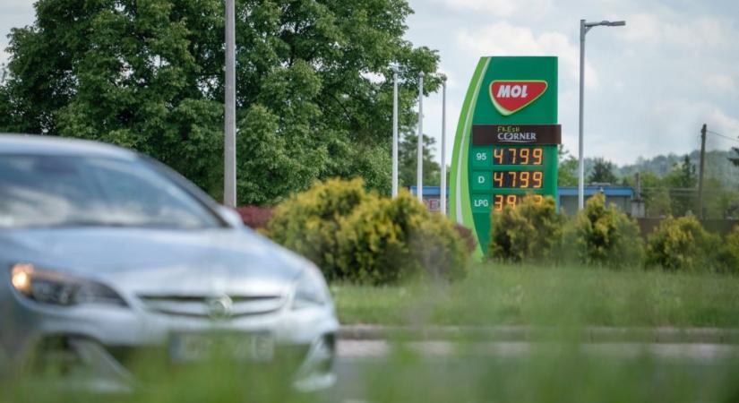 Újabb benzinkutakon korlátozták a hatósági áras tankolást, valahol már csak 20 litert adnak