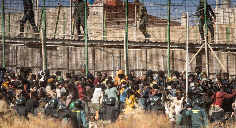 A melillai határkerítést kétezer afrikai bevándorlók rohamozta meg