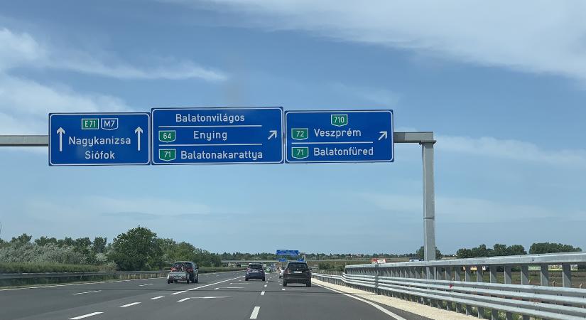 Több autó karambolozott, több kilométeres a torlódás az M7-esen a Balaton felé