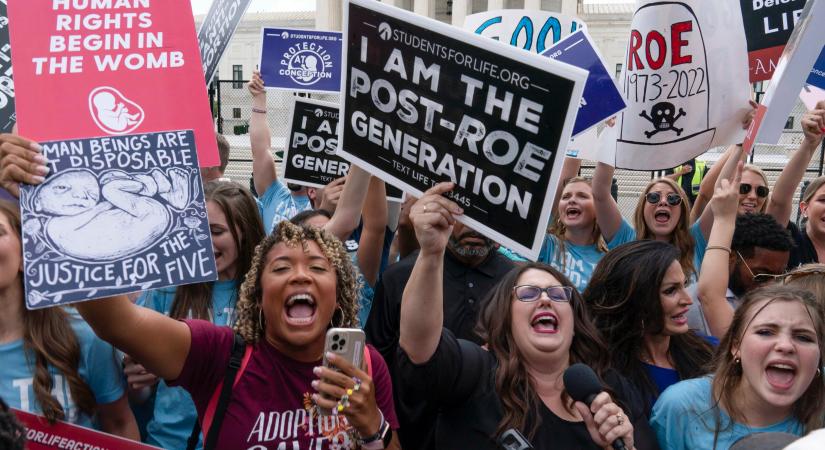 „Radikális” és „szélsőséges” – heves indulatokat váltott ki az abortuszdöntés az Egyesült Államokban