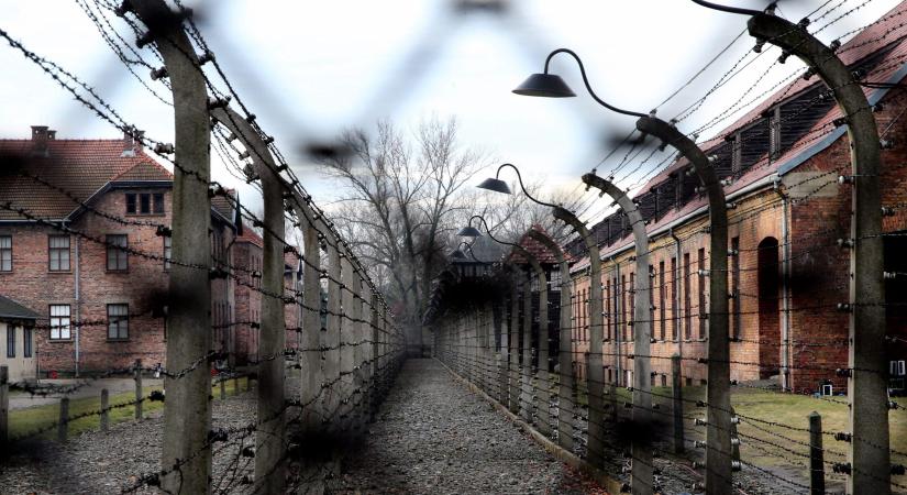Nem igaz, hogy oroszellenes matricák jelentek meg Auschwitzban