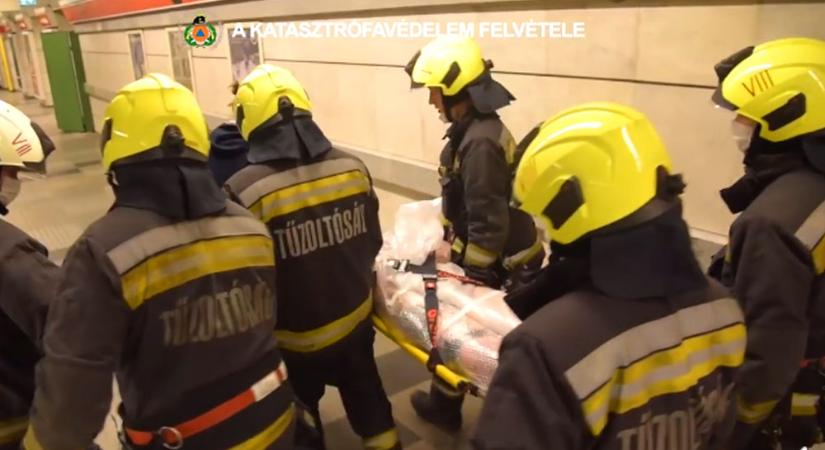 Saját torkát vágta el egy férfi a budapesti metróban, miután beszaladt az alagútba
