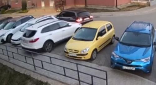 Parkoló autóknak hajtott egy jármű Ungváron