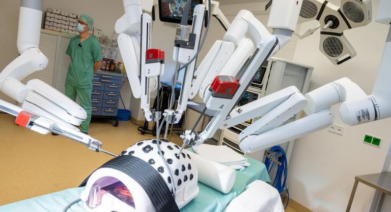 A világ legmodernebb robotsebészeti eszközét adták át a Semmelweis Egyetemen