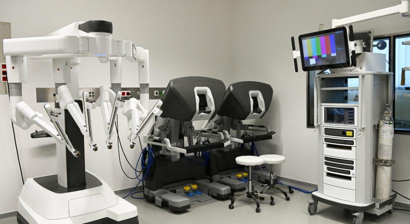 Világszínvonalú műtétek elvégzésére alkalmas robotsebészeti eszközt kapott a Semmelweis Egyetem