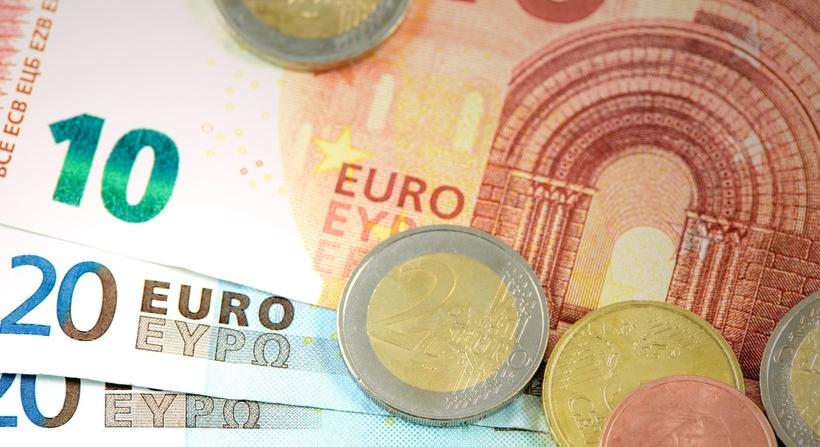 500 eurós egyszeri támogatást kaphatnak idén a tanárok és a közalkalmazottak