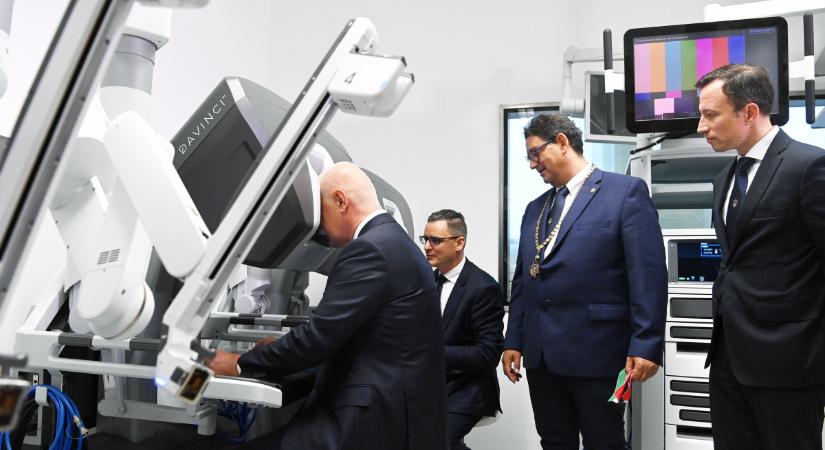 Hivatalosan is átadták a robotot, amivel már több műtétet is végeztek a Semmelweis Egyetemen