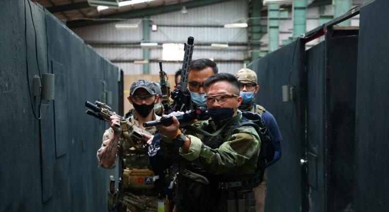 „Ha bekövetkezik a legrosszabb, legalább mentálisan felkészült leszek” – Egyre többen kérnek fegyveres kiképzést Tajvanon