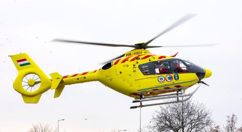 Súlyos sérült gyermekkel és egy felnőttel szállt le a mentőhelikopter Pécsett