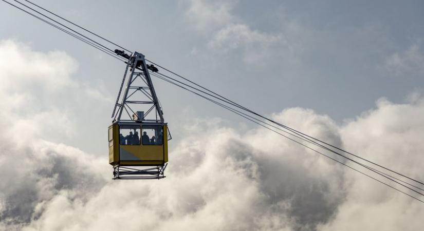 Másfél órán át lógtak 300 méter magasan a turisták – videó
