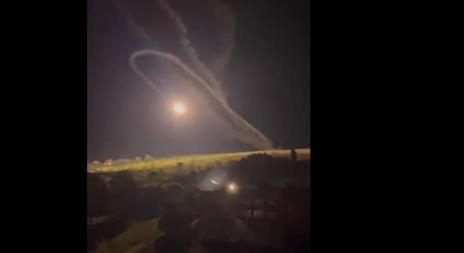Videón, ahogy bumeránggá változik egy orosz légvédelmi rakéta és visszatér a feladóhoz