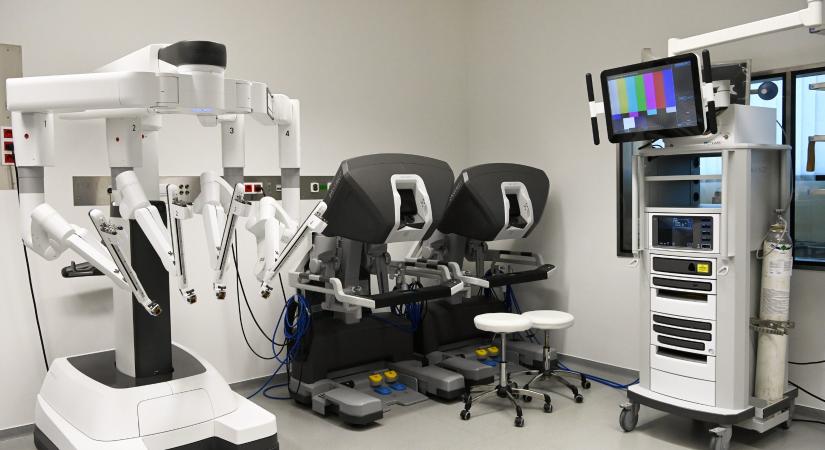 Új fejlesztés a Semmelweis Egyetemen, sebészeti robotot mutattak be