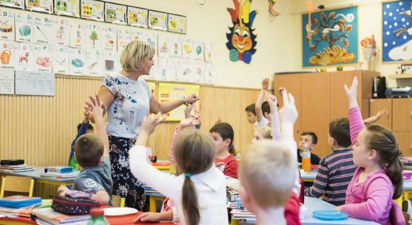 A magas infláció miatt egyszeri támogatást kaphatnak idén a tanárok és a közalkalmazottak – Szlovákiában
