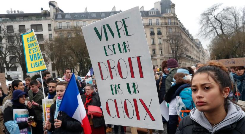 Alkotmányba foglalnák az abortuszjogot Franciaországban