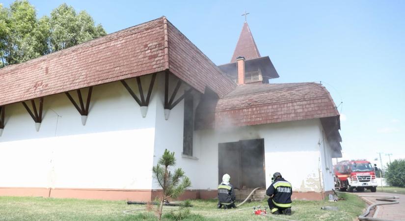 Tűz ütött ki a rácalmási katolikus templom épülétben - képgalériával