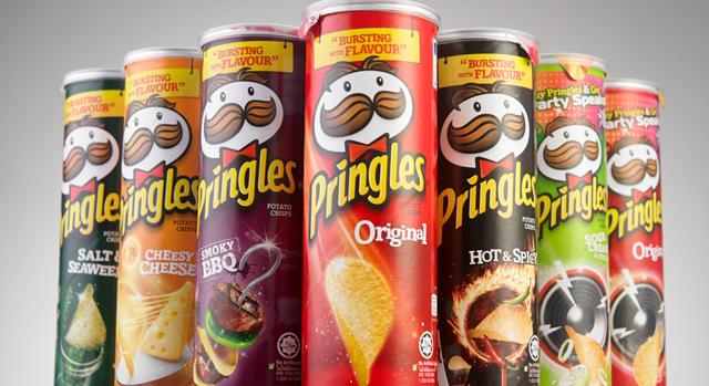 Ki lehet az a bajszos, csokornyakkendős emberke a Pringles csomagolásán?