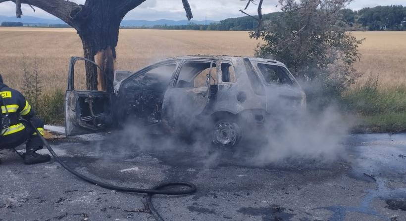 TRAGÉDIA: Fának csapódott egy autó, a sofőr bennégett az utastérben