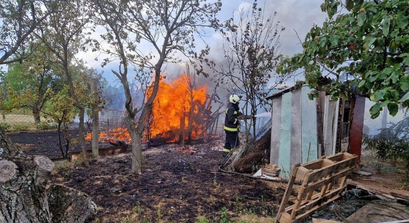 Lángok csaptak fel a petőfibányai hobbikerteknél, jelentős az anyagi kár