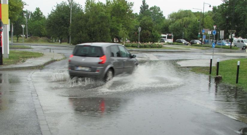 Nem gurulnak, hanem úsznak az autók Hatvanban a vihar után