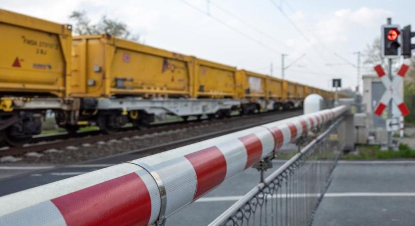 Megmagyarázta a MÁV, hogy miért bokrosodtak meg a mátészalkai vasúti sorompók