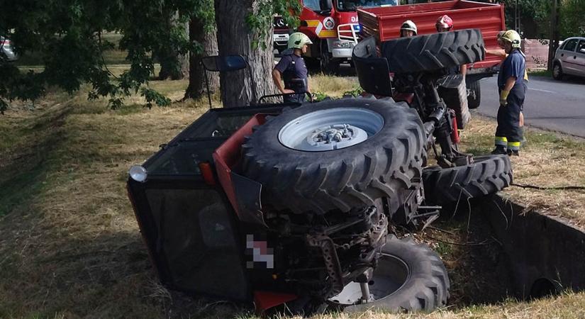 Árokba borult egy MTZ traktor a békés megyei Lökösházán