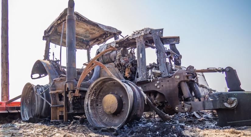 Kigyulladt egy mezőgazdasági gép motortere Urán