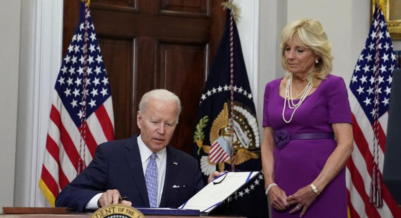 Joe Biden aláírta az amerikai fegyvertartást szigorító törvényt
