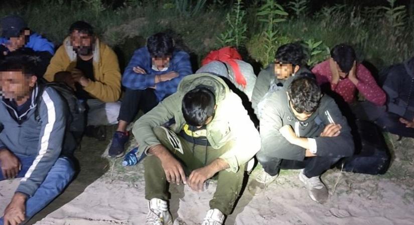 Két embercsempészt elfogtak és ötven migránst feltartóztattak a Bács-Kiskun megyei rendőrök