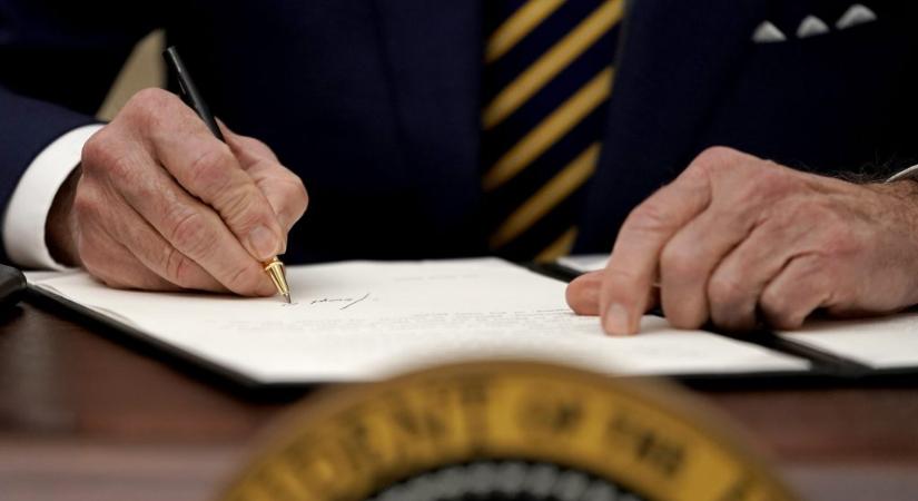 Biden fontos törvényt írt alá: korlátozzák a fegyvertartást az Egyesült Államokban