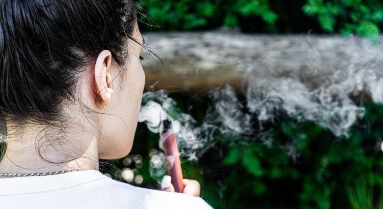 Egy újfajta, eldobható elektromos cigaretta hódít a fiatalok körében