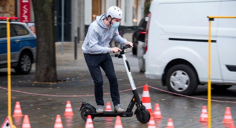 Szigorúbban szabályozzák az e-rollerekkel Rómában, mert túl sok balesetet okoznak