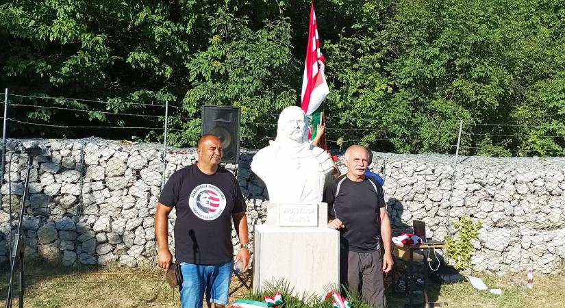 Leleplezték az első kormányzó legújabb szobrát Csókakőn (videó)
