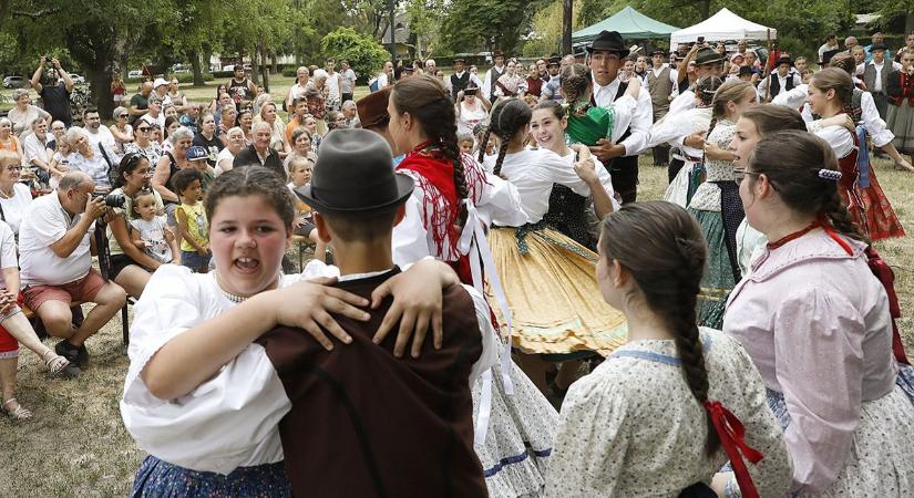 Összegyűltek a Liget téren a magyar néptánc szerelmesei