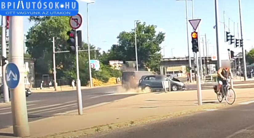 Átment a Suzuki sofőrje a piroson a Soroksárin, hatalmas csattanás lett a vége (videó)
