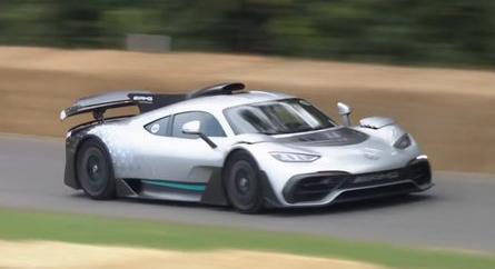 A Mercedes-AMG One és hatalmas szárnyai is tiszteletét teszik Goodwoodban (videó)