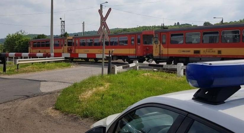 Vasúti átjáróknál razziáztak a nógrádi rendőrök, sokakat megbüntettek