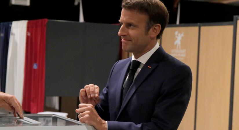 Új, koalíciós kormány megalakításával bízta meg eddigi miniszterelnökét Macron