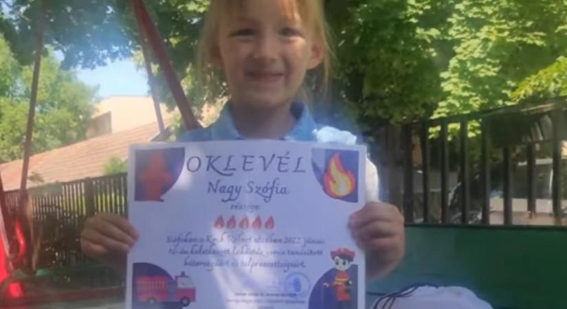 Még csak ötéves, de már életet mentett a siófoki kislány – kitüntették a tűzoltók