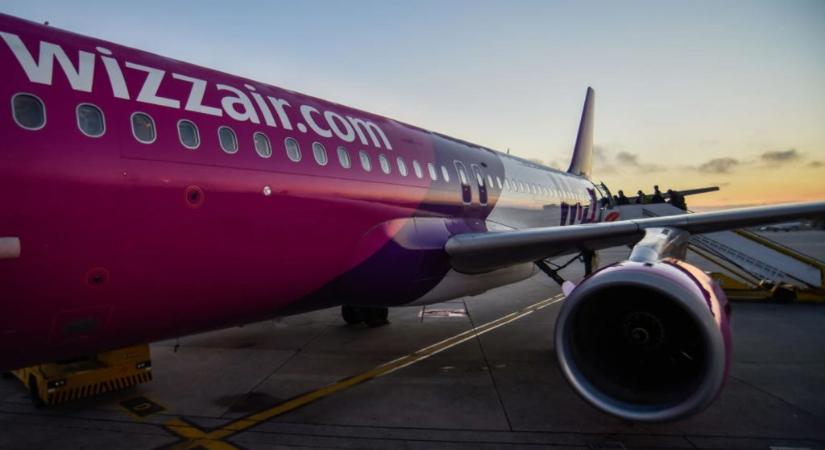 Megszólalt a WizzAir a párizsi járattörlésről, másfél hónapon belül harmadszor hagyott faképnél egy repülőnyi utast