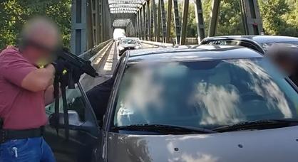 Látványos razzia volt egy Tisza-hídon, drogdílereket kapcsoltak le (videóval)