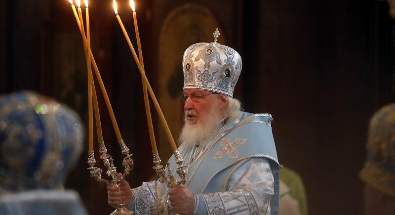 Kirill pátriárka elcsúszott az istentiszteleten – videó