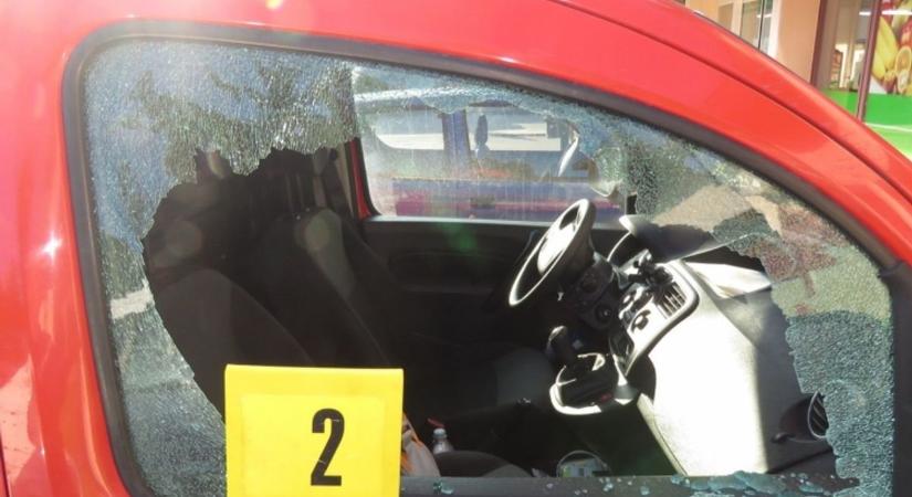 Parkoló autóból lopta el a válltáskát egy férfi Lőrinciben