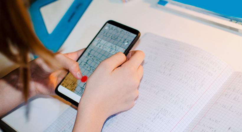Már nem tiltja a diákok tanítás alatti mobilhasználatát az iskolaügyi minisztérium